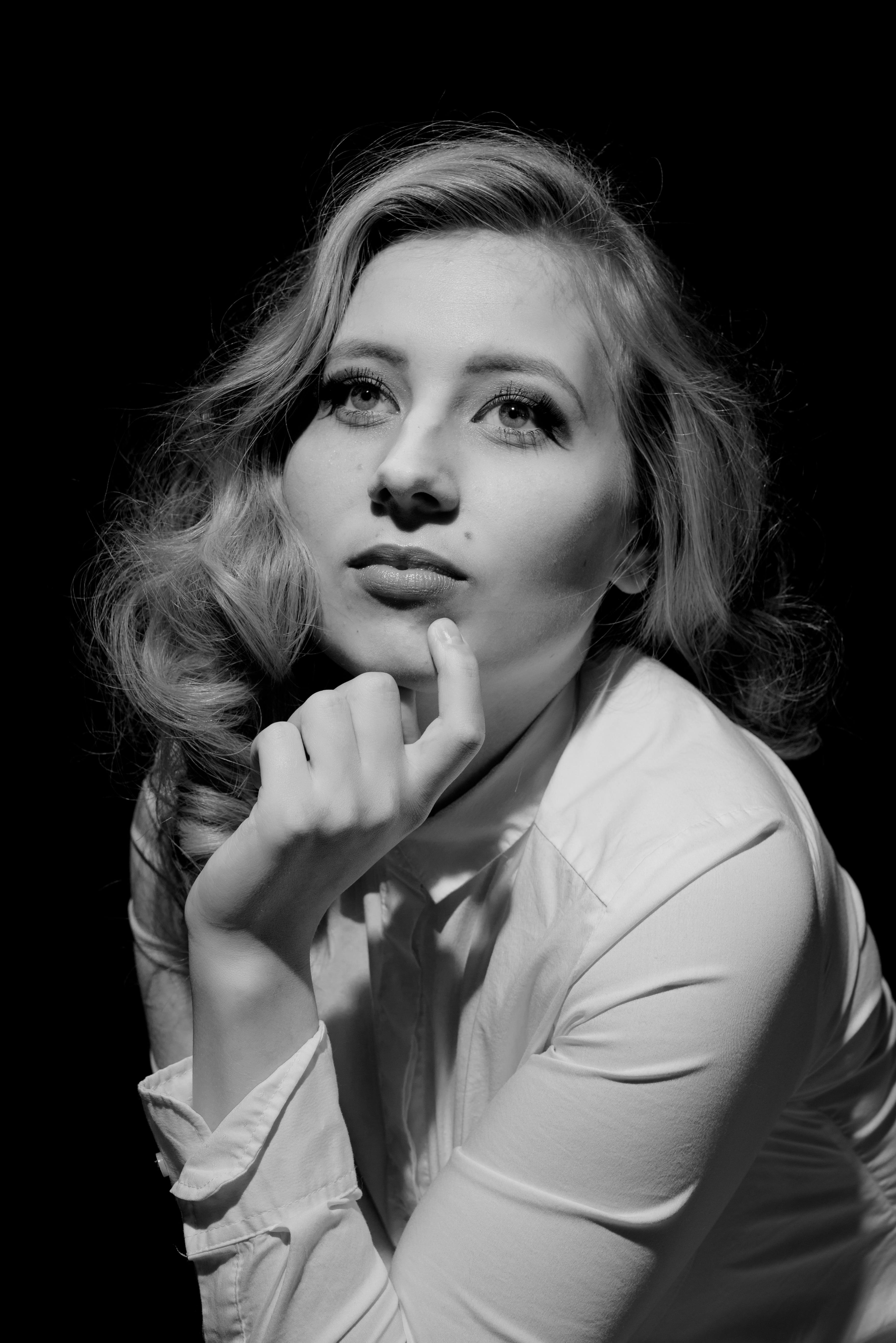 Sort-hvid portræt af und smuk model - klik og se flere fotos Sort-hvid portræt af und smuk model - klik og se flere fotos